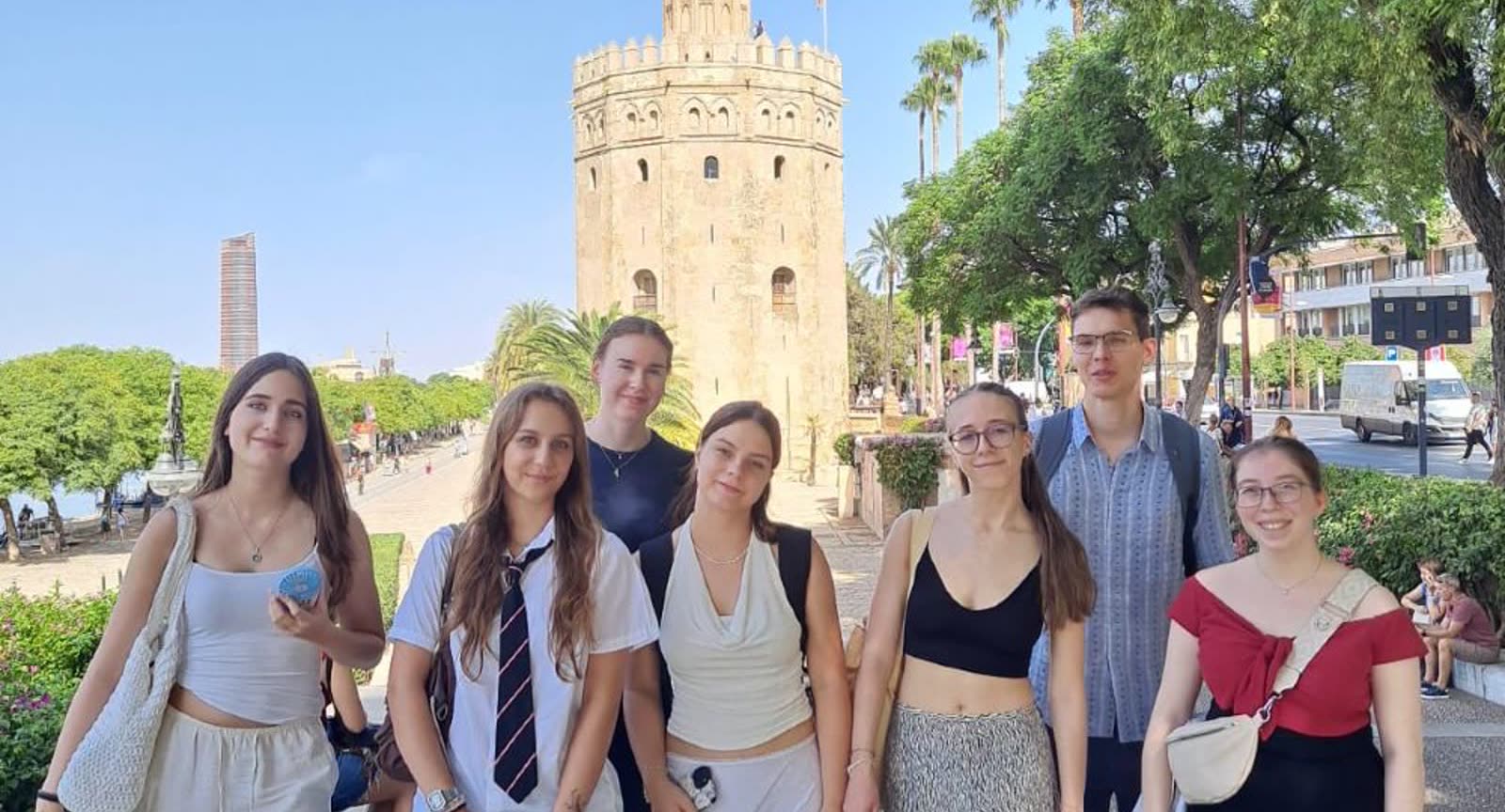 Estudiantes internacionales frente a la Torre del Oro, en Sevilla
