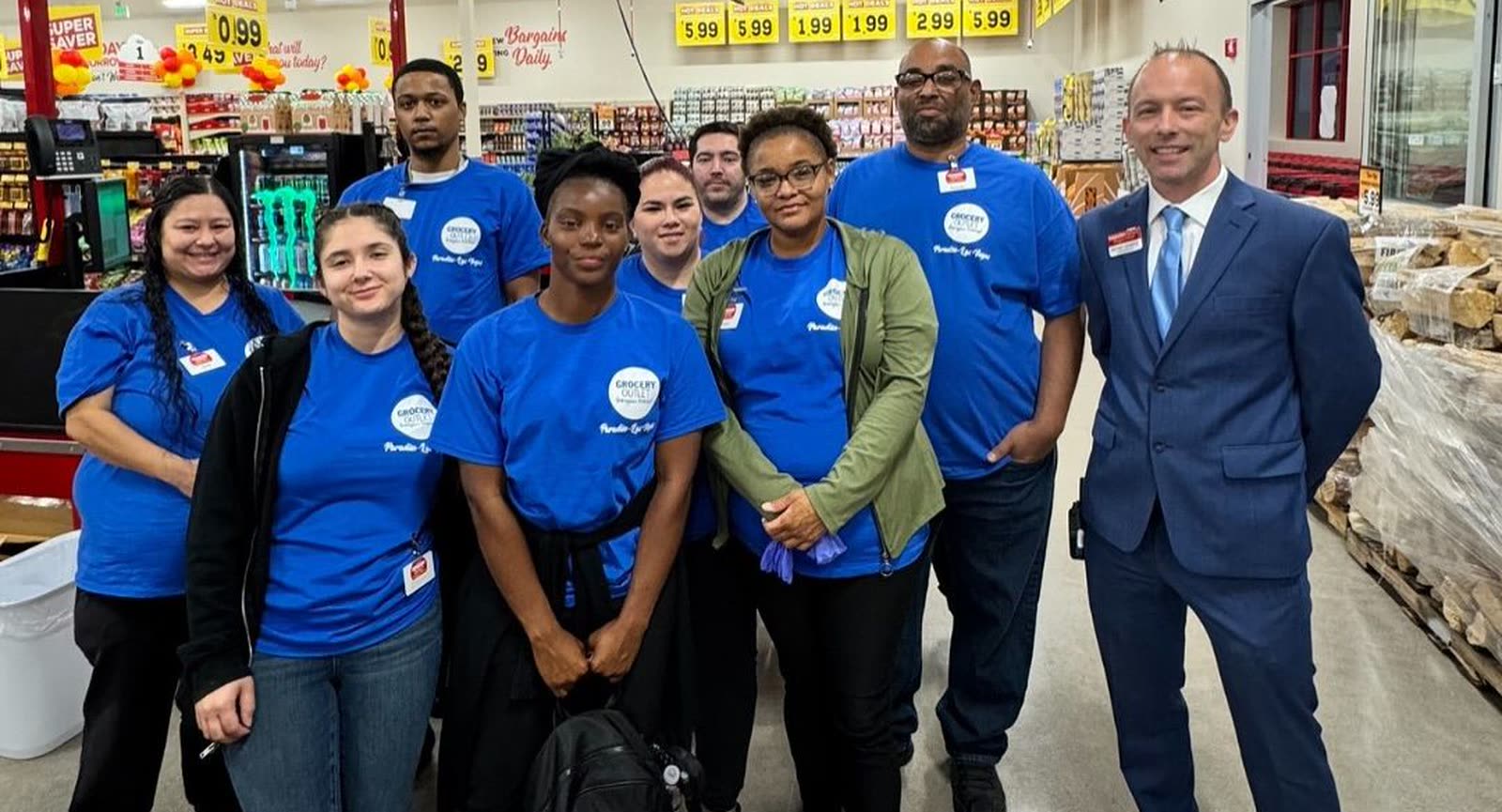 Equipo de trabajo posando en el interior de un establecimiento comercial